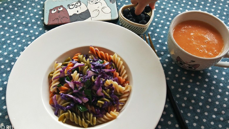 三色螺旋意面+西红柿蔬菜浓汤营养套餐,一份意面，一杯蔬菜浓汤，营养棒棒哒