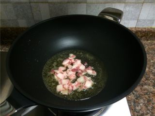 豇豆香干炒肉丝,放入肥肉煸炒约20秒，将肥肉的油煸出来。
