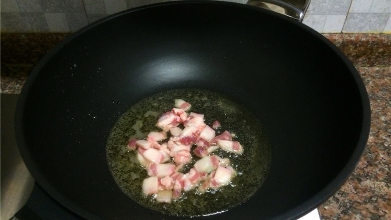 豇豆香干炒肉丝,放入肥肉煸炒约20秒，将肥肉的油煸出来。
