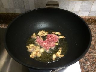 豇豆香干炒肉丝,放入瘦肉翻炒断生。