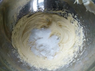 百香果磅蛋糕,这是第三次加入糖粉，黄油体积明显变大，变白