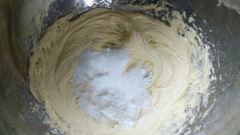 百香果磅蛋糕,这是第三次加入糖粉，黄油体积明显变大，变白