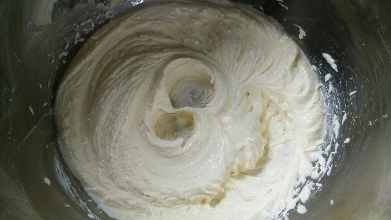 百香果磅蛋糕,最后应该是这样的，黄油霜细腻顺滑有光泽