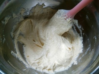 百香果磅蛋糕,中途可以用刮刀翻拌一下，把边缘溅起不均匀的黄油和蛋液刮进去