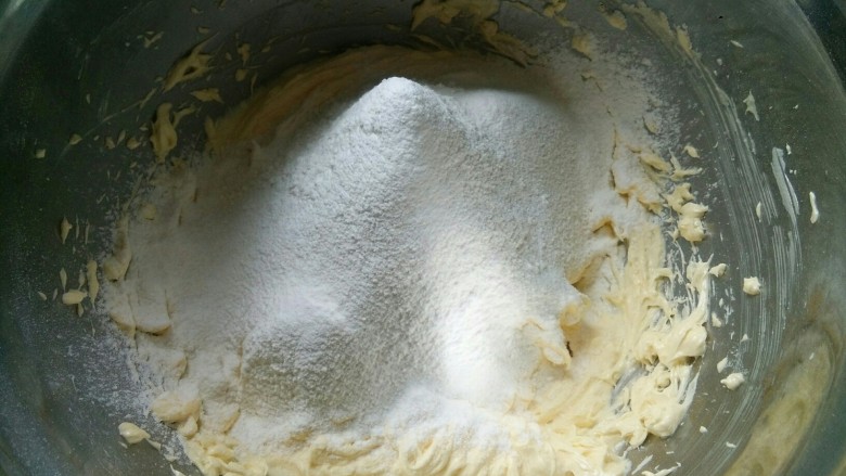 百香果磅蛋糕,筛入粉类，用翻拌的方式从两点钟方向下刮刀往八点钟方向提起，同时转动打蛋盆