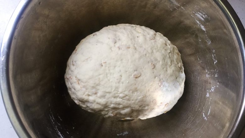 健康燕麦馒头,再揉成三光（面光、盆光、手光）的面团，放在温暖处发酵