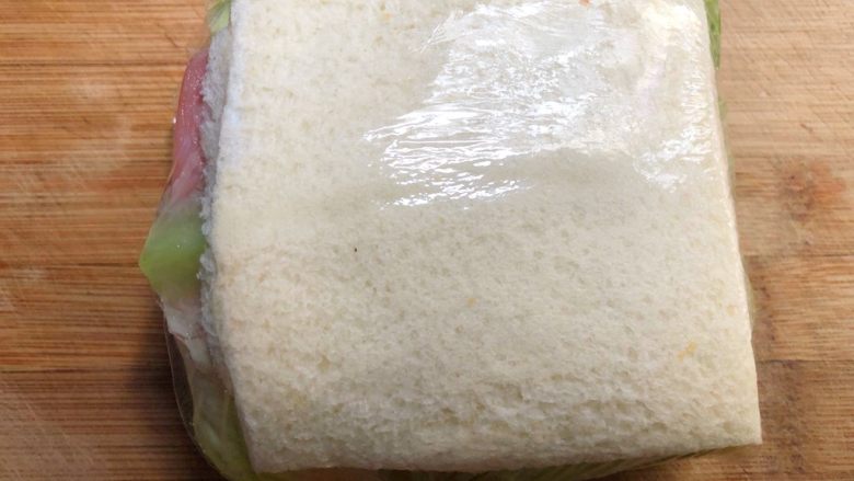 自制三明治,用保鲜膜包起来，包的越紧越好哈