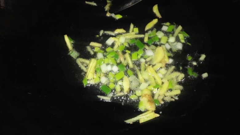 丝瓜花蛤汤,锅烧热，倒入一点点油，下葱姜煸香。