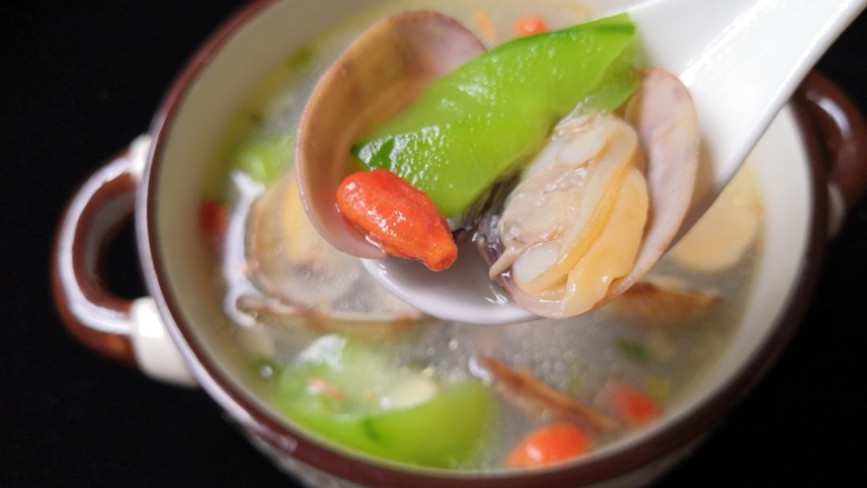 丝瓜花蛤汤,夏季里一道物美价廉而且非常好喝的一道汤。