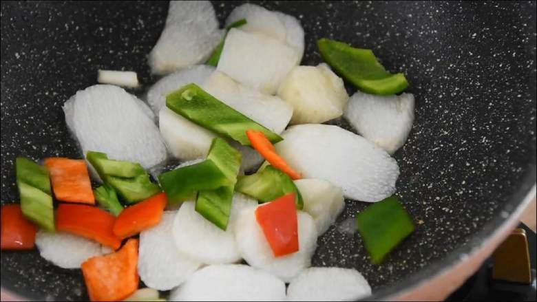 山药炒里脊—健康营养的家常小炒，清淡不油腻很适合夏天哦,下青红椒，炒至断生。