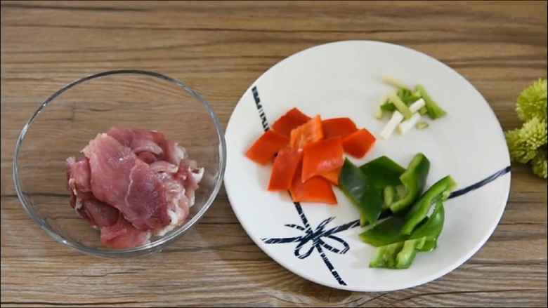 山药炒里脊—健康营养的家常小炒，清淡不油腻很适合夏天哦,里脊肉、青红椒切片。