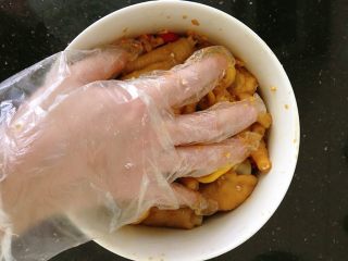 酸辣柠檬鸡爪,用手抓匀放入冰箱冷藏腌制两个小时以上
