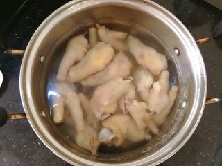 酸辣柠檬鸡爪,煮好后的鸡爪捞起沥干，放入冷水中浸泡一会儿（想要口感更脆的可以放入冰水中）