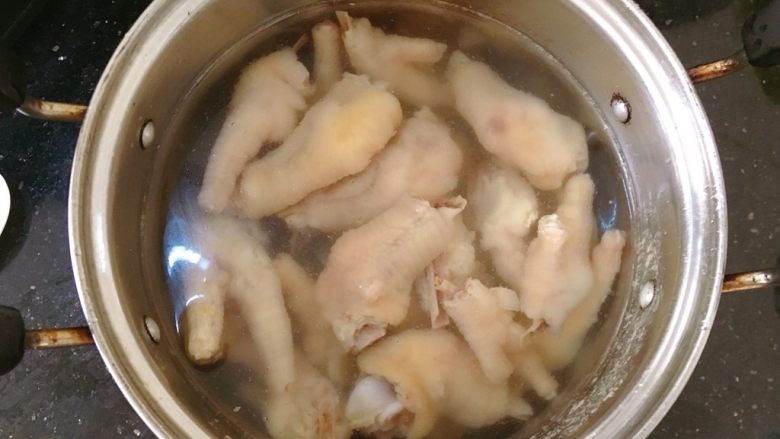 酸辣柠檬鸡爪,煮好后的鸡爪捞起沥干，放入冷水中浸泡一会儿（想要口感更脆的可以放入冰水中）