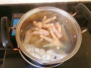 酸辣柠檬鸡爪,鸡爪洗净切成三段放入锅中煮沸撇去浮末（我忘记切了，后面捞起来切了一下）