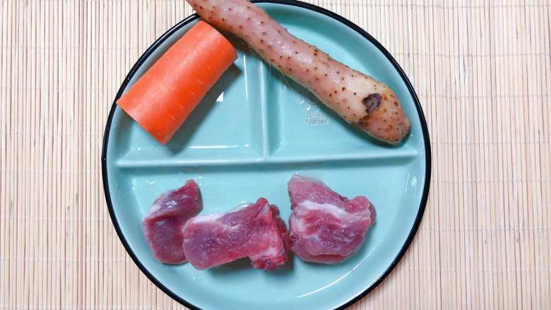 【宝宝辅食】胡萝卜山药排骨汤,准备食材：排骨 两段、胡萝卜适量、山药适量