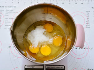 KITTY海绵奶油蛋糕,把4个鸡蛋放在洗净的打蛋盆内，加入所有的细砂糖

