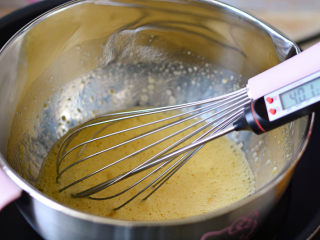 KITTY海绵奶油蛋糕,把搅打好的蛋液放在温开水里，一边加热一边搅拌到40度