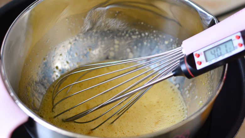 KITTY海绵奶油蛋糕,把搅打好的蛋液放在温开水里，一边加热一边搅拌到40度