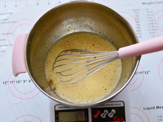 KITTY海绵奶油蛋糕,加入玉米糖浆，用手动打蛋器搅拌均匀

