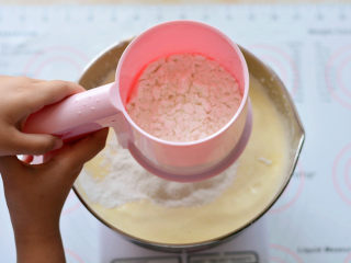 KITTY海绵奶油蛋糕,筛入低筋面粉，（过筛的主要作用是可以去除粉类储存过程中产生的结块，让面粉更蓬松），用手动打蛋器搅拌至面粉无颗粒状