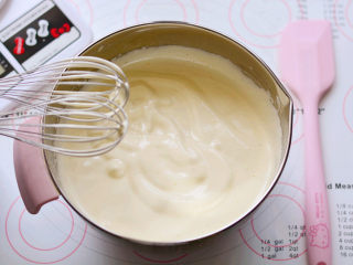 KITTY海绵奶油蛋糕,搅拌好的蛋液，用电动打蛋器搅打至画“8”字不易消失


