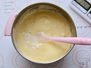 KITTY海绵奶油蛋糕,搅拌好的牛奶倒入到搅拌好的蛋糊里面


