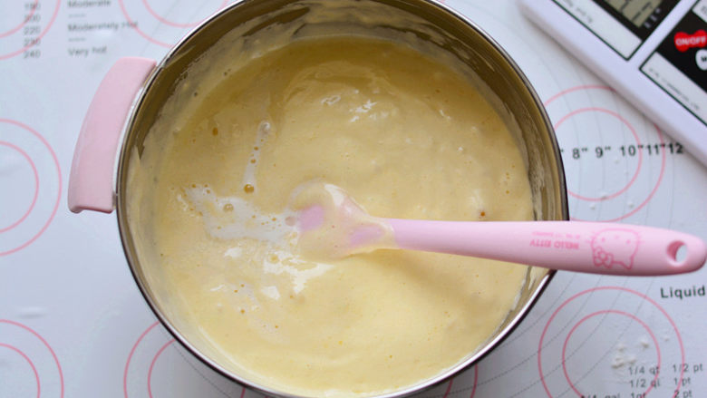 KITTY海绵奶油蛋糕,搅拌好的牛奶倒入到搅拌好的蛋糊里面

