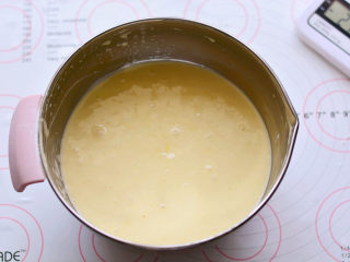 KITTY海绵奶油蛋糕,用刮刀翻拌的手法，拌至全部融合
