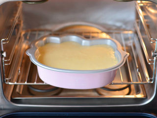 KITTY海绵奶油蛋糕,预热好的烤箱中层160度烤35分钟。