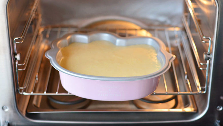 KITTY海绵奶油蛋糕,预热好的烤箱中层160度烤35分钟。