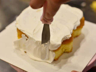 KITTY海绵奶油蛋糕,用打发好的淡奶油涂抹至蛋糕的表层

