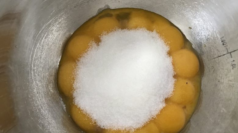 小星星蛋黄饼干—EAT风炉,一次性放入所有的细砂糖。
