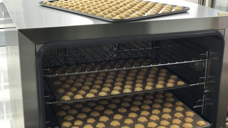 小星星蛋黄饼干—EAT风炉,即使三盘同烤，每一盘依旧上色均匀。