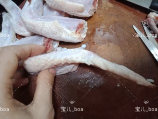 糯米酿鸡翅,鸡翅洗干净，然后从中间折一下，里面的骨头就断开了
