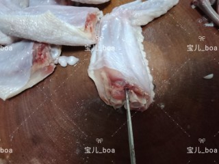 糯米酿鸡翅,然后用剪刀剪断鸡中翅开口周边的筋