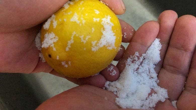 百香果柠檬薄荷蜂蜜水,柠檬用盐搓洗干净