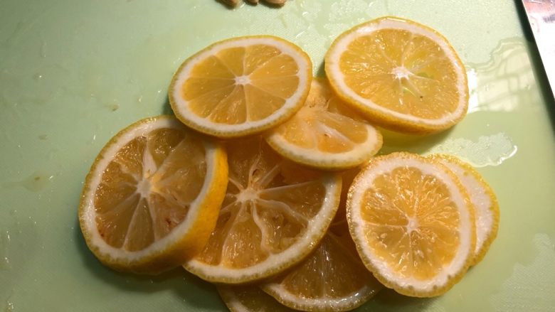 百香果柠檬薄荷蜂蜜水,把柠檬籽挑出来