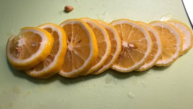 百香果柠檬薄荷蜂蜜水,柠檬切成0.5cm的厚度