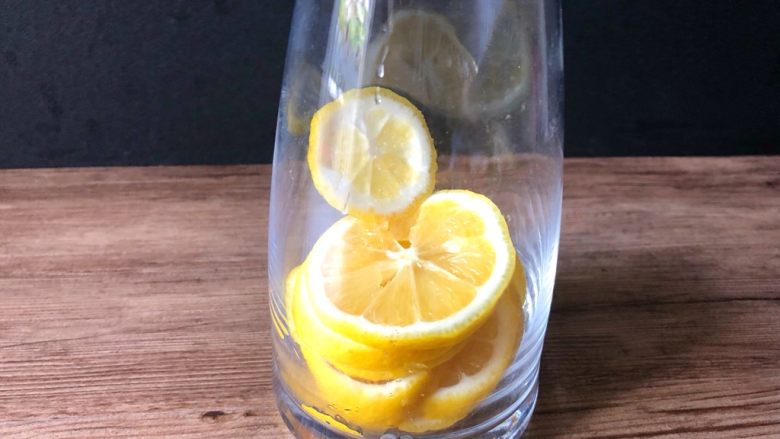 百香果柠檬薄荷蜂蜜水,玻璃器皿清洗干净，放入柠檬片