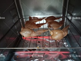 糯米酿鸡翅,放在烤箱中层的烤架上，，烤箱底下放张锡纸防油滴下弄脏烤箱。上下火200度烤20分钟