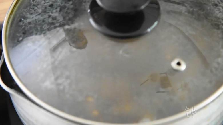不用外出排队，在家也能搞定“网红脏脏茶”,煮至珍珠浮起加盖再煮约25分钟。
