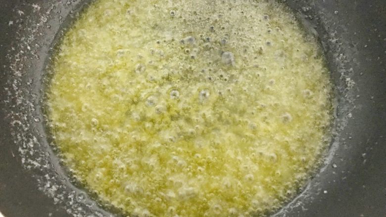 快手早餐蒜香吐司条,融化的黄油后，稍微冷却。