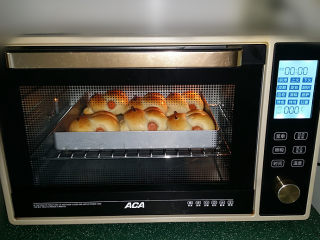 呆萌小兔子面包,送入预热好的烤箱：180度上下火，烤15分钟左右