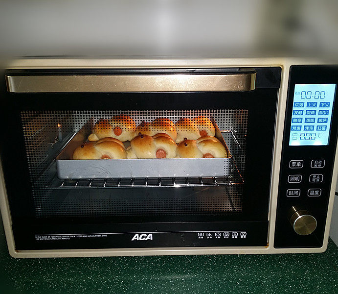 呆萌小兔子面包,送入预热好的烤箱：180度上下火，烤15分钟左右