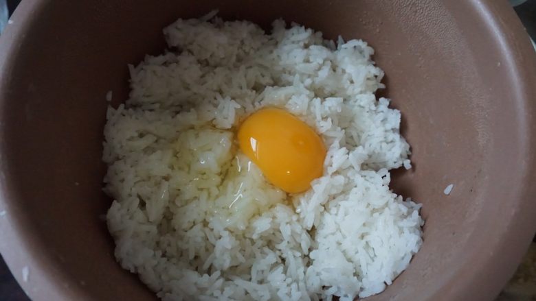 黄金虾仁炒饭,煮好的米饭炒散，加入一个鸡蛋