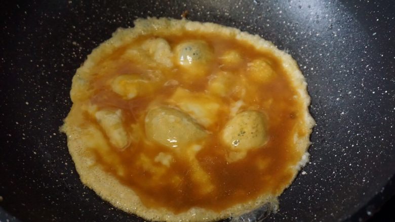 黄金虾仁炒饭,锅里热油后倒入鸡蛋液煎