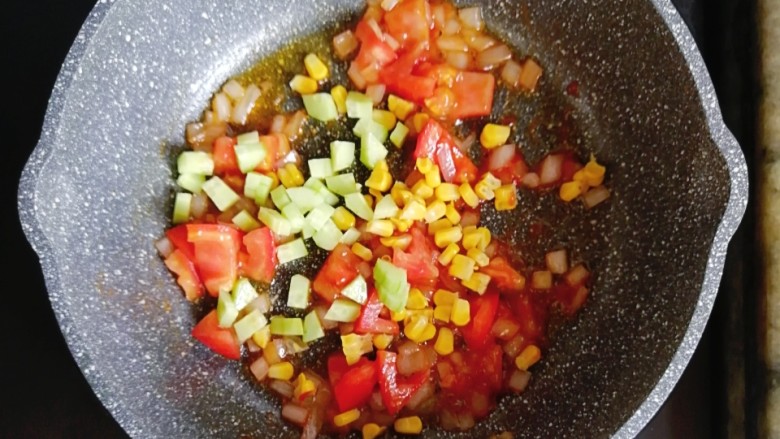 宝宝辅食—番茄三文鱼烩饭,倒入黄瓜和玉米粒翻炒片刻