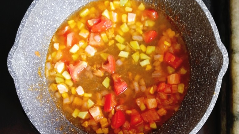 宝宝辅食—番茄三文鱼烩饭,倒入一大碗清水