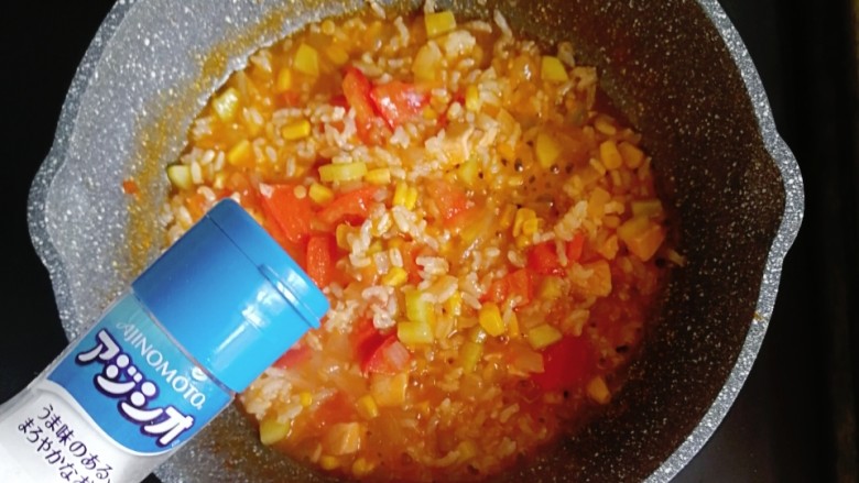 宝宝辅食—番茄三文鱼烩饭,焖煮至基本收汁后，撒适量的食盐调味即可出锅